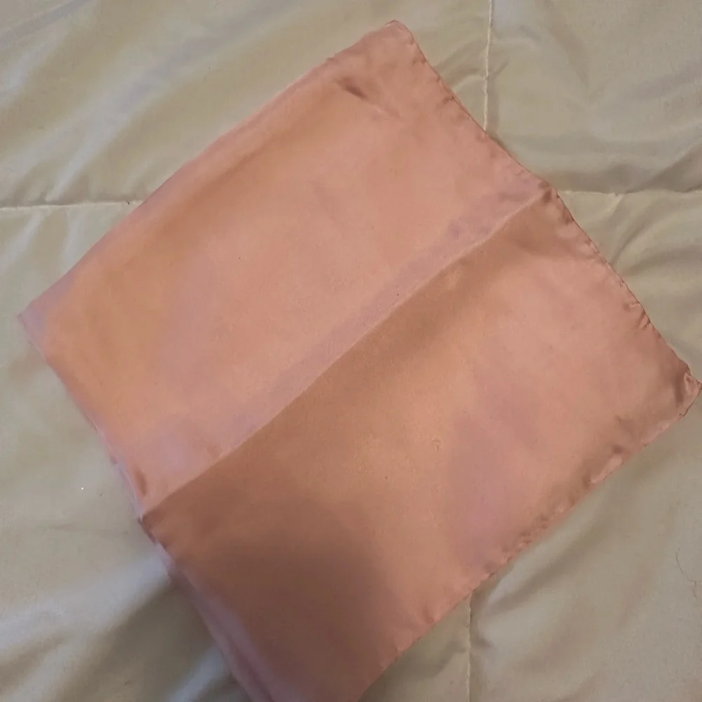 Elegant 100% Silk Italian scarf in pink - Picture 5 of 5
